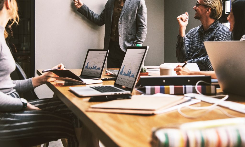Réunion d'équipe de travail autour d'une table