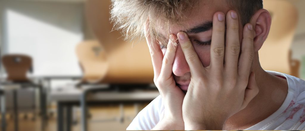Homme qui se prend les mains dans la tête
