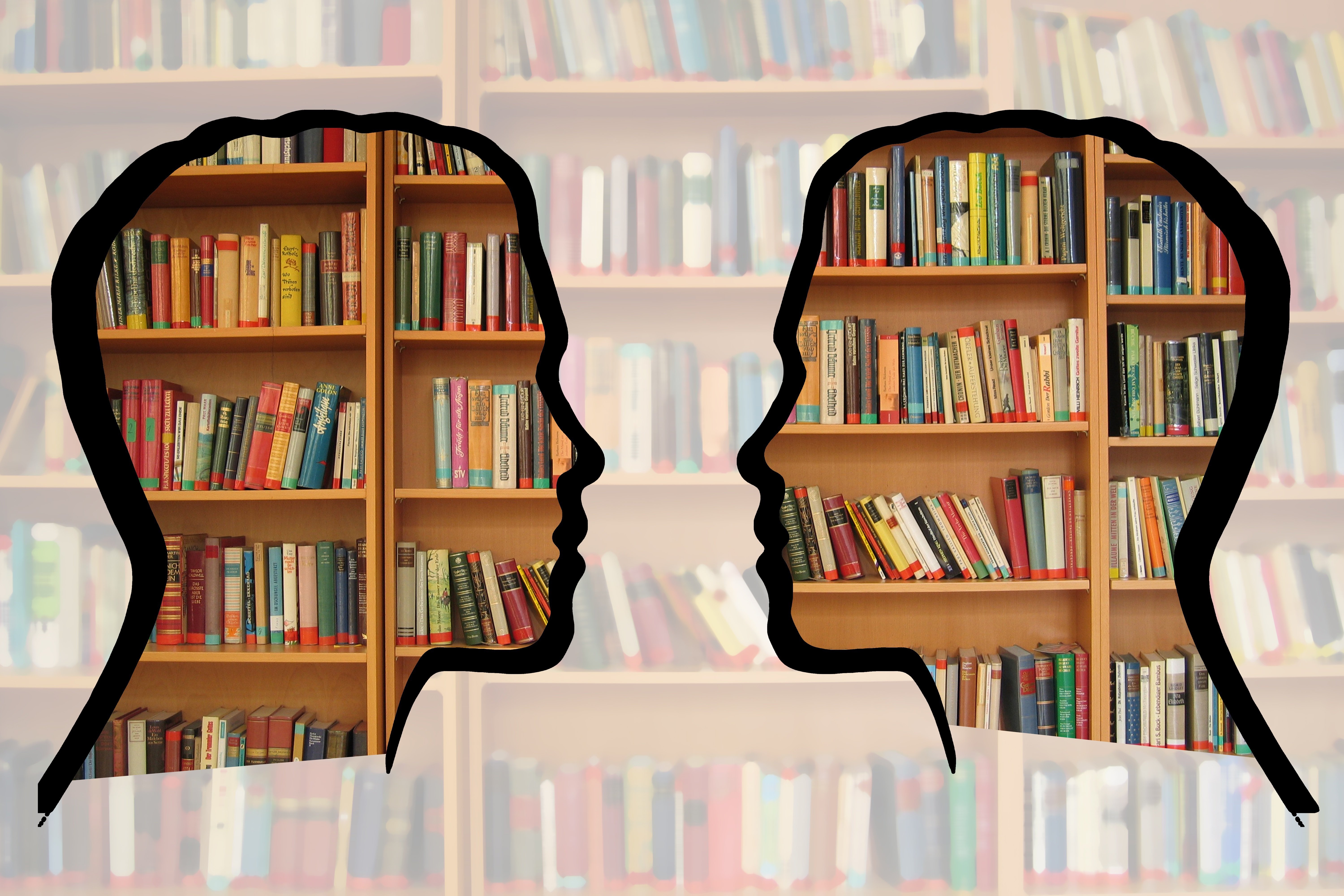 Deux silhouettes de profils humains face à face, avec des bibliothèques remplies de livres à l’intérieur et en arrière-plan.