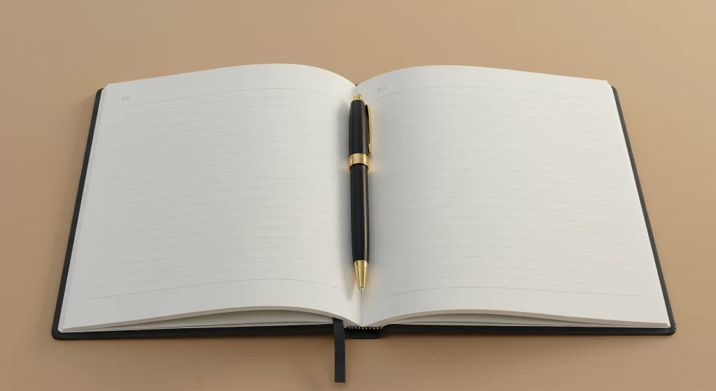 Cahier de notes ouvert avec un stylo au milieu